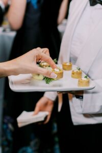 تقديم ضيافة بفريق مدرّب ولباس موحد